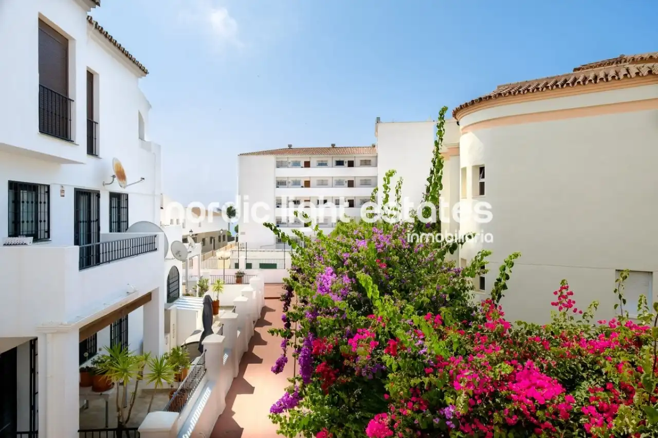 Außenansicht von Wohnung zum Verkauf in Nerja mit Terrasse, Schwimmbad und Möbliert