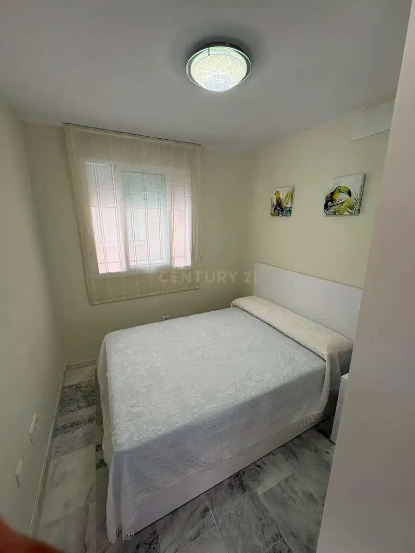 Habitación de Apartamento de alquiler en Benalmádena con Horno y Piscina comunitaria
