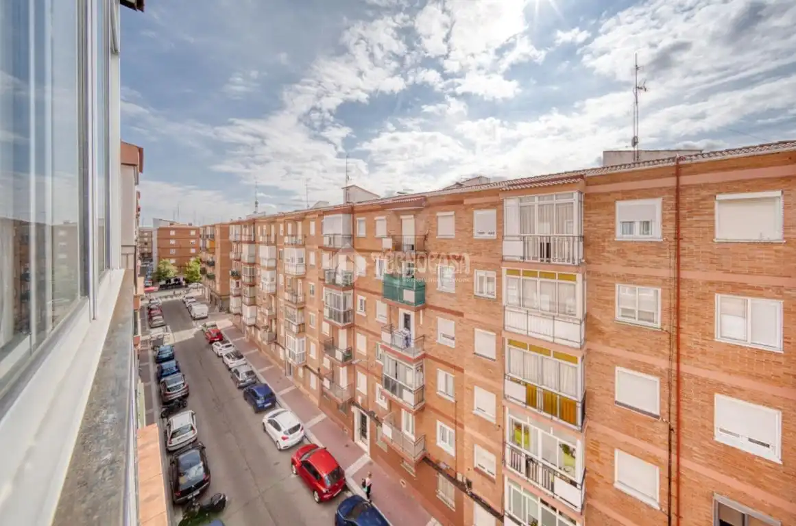 Vista exterior de Piso en venta en Valladolid con Balcón
