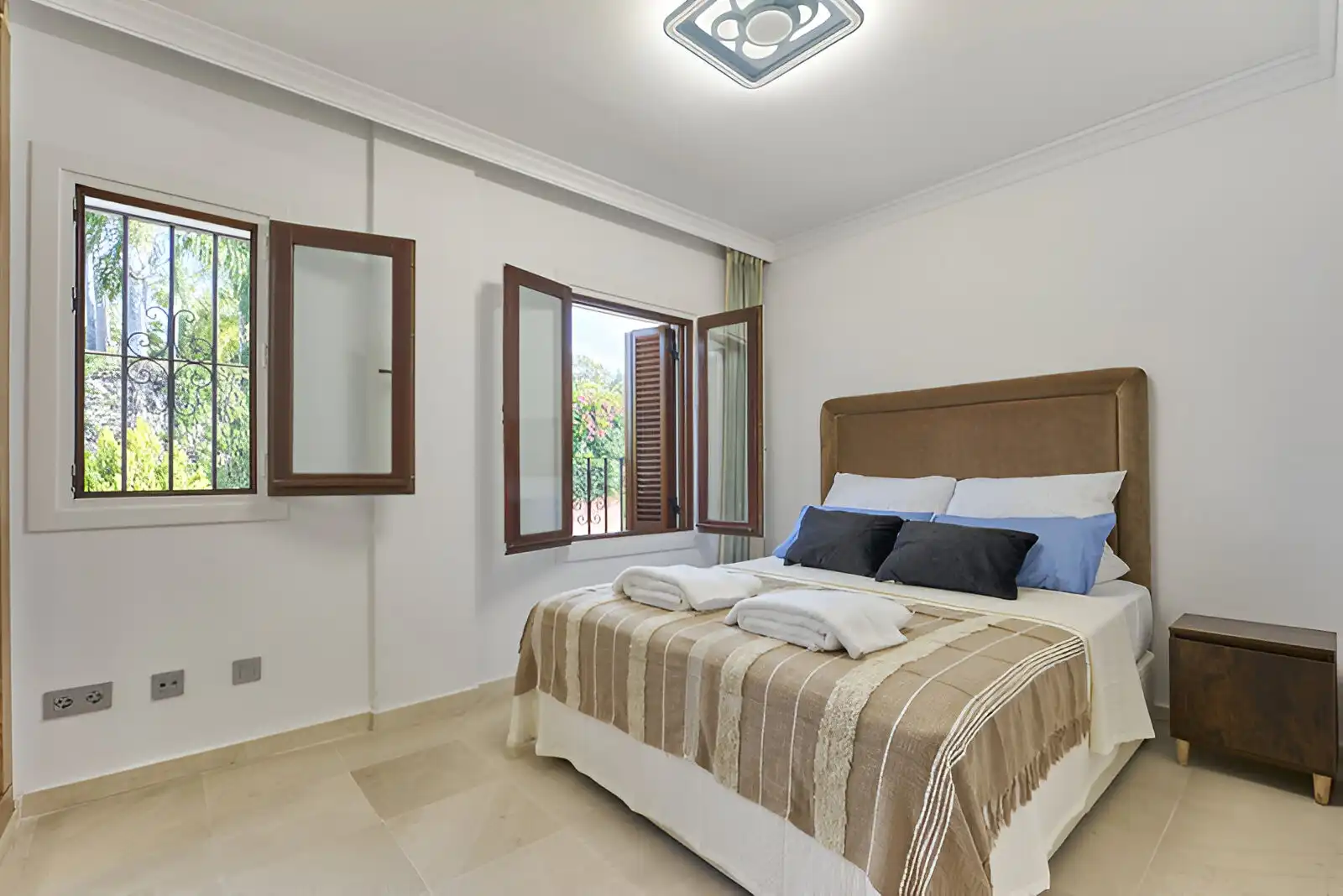 Dormitori de Casa adosada en venda en Marbella amb Aire condicionat, Calefacció i Jardí privat