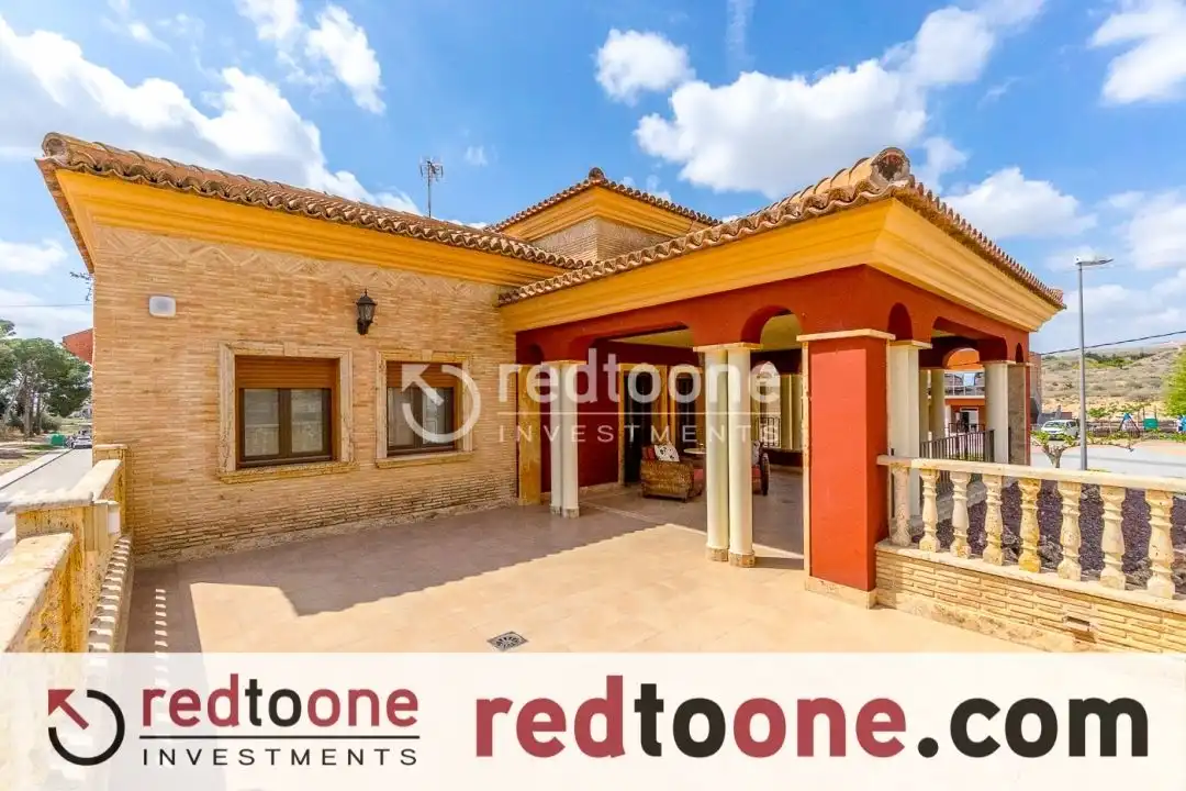 Vista exterior de Casa o xalet en venda en Orihuela amb Jardí privat, Terrassa i Piscina
