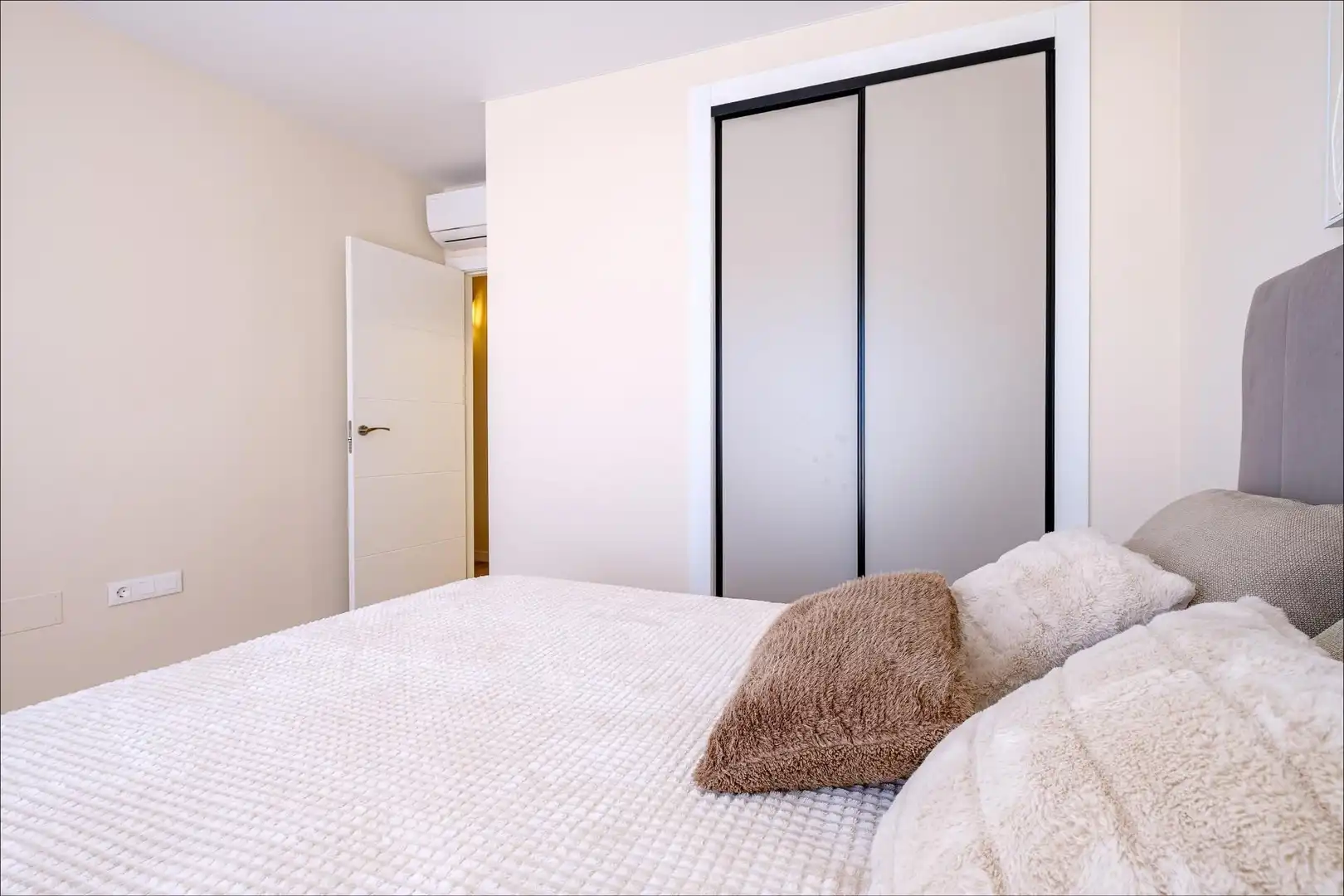 Habitación de Casa adosada en venta en Orihuela con Aire acondicionado, Terraza y Trastero