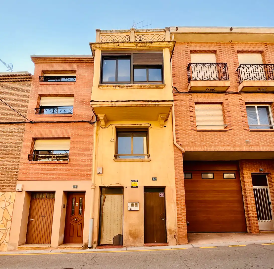 Vista exterior de Casa adosada en venta en Arenzana de Abajo con Balcón