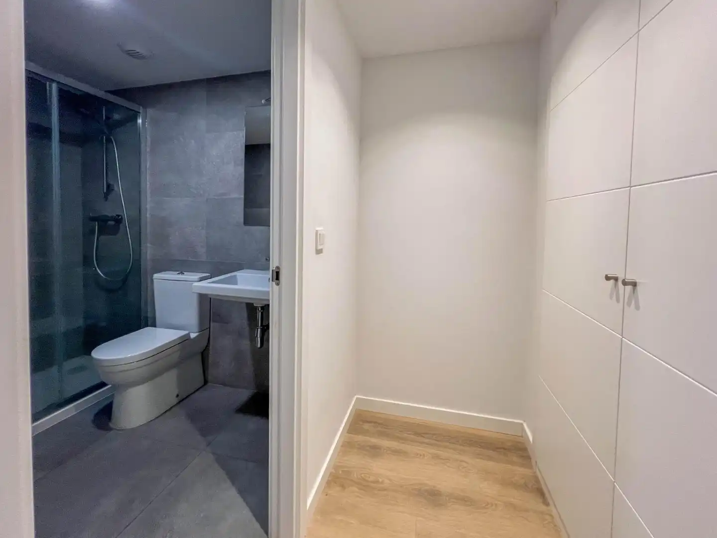 Bathroom of Flat for sale in Valencia  with Air Conditioner, Heating and Private garden