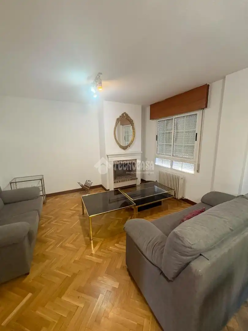 Sala d'estar de Casa adosada en venda en Valladolid amb Calefacció i Parquet