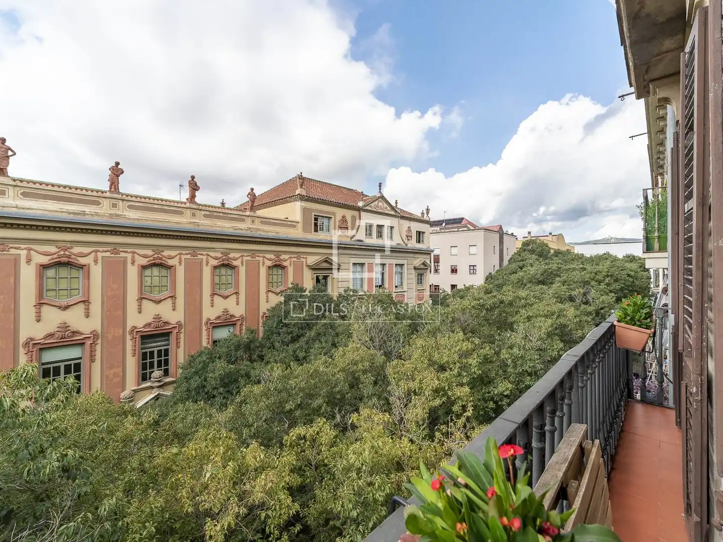Außenansicht von Wohnung zum Verkauf in Barcelona mit Heizung und Balkon