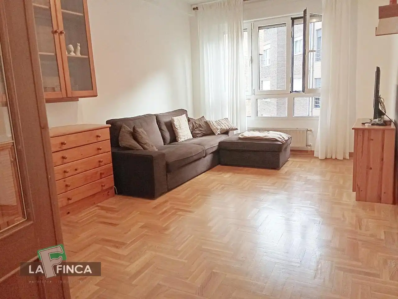 Living room of Flat for sale in Oviedo   with Heating, Parquet flooring and Furnished