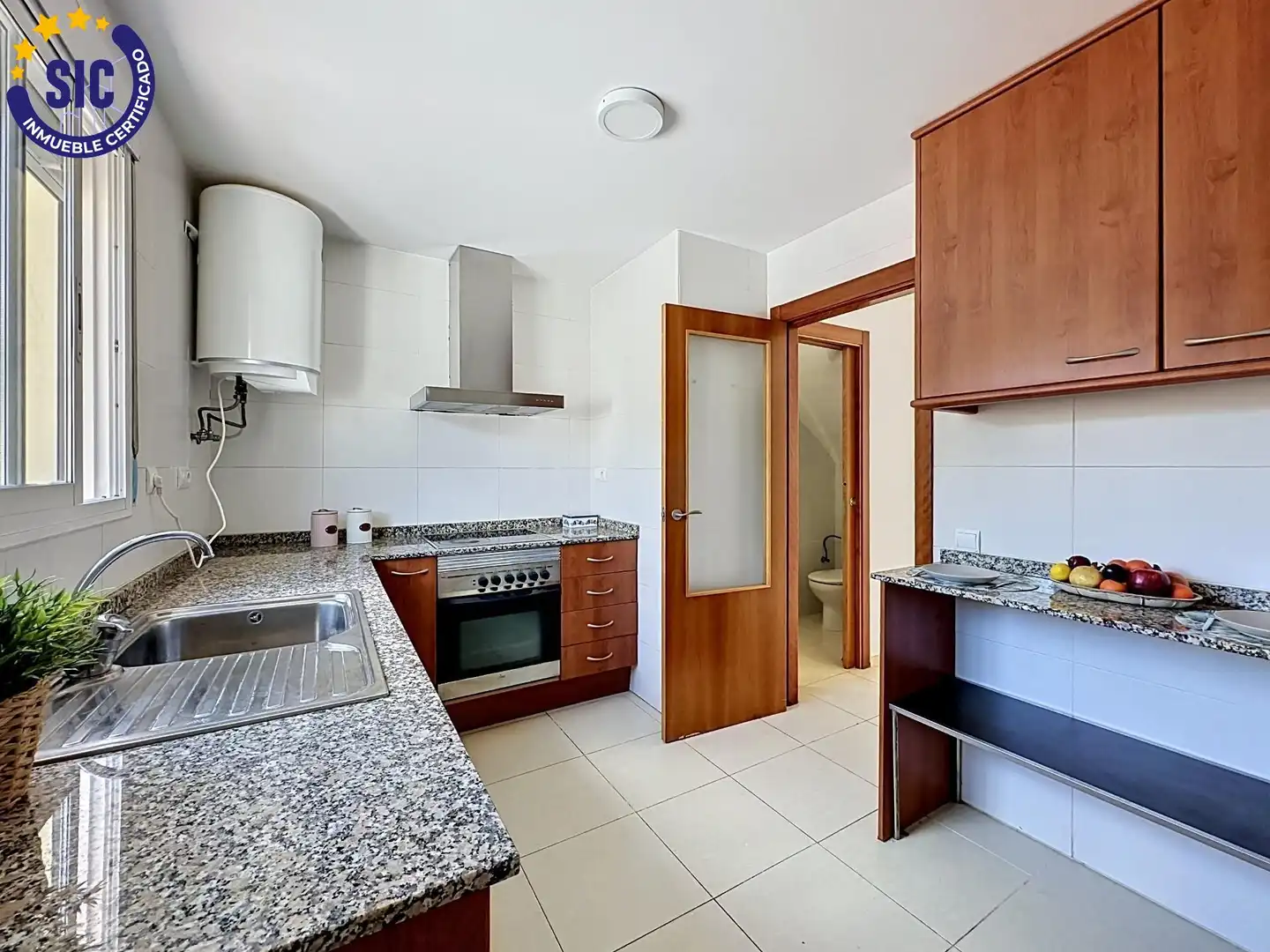 Cocina de Casa adosada en venta en Serra con Jardín privado, Terraza y Piscina comunitaria