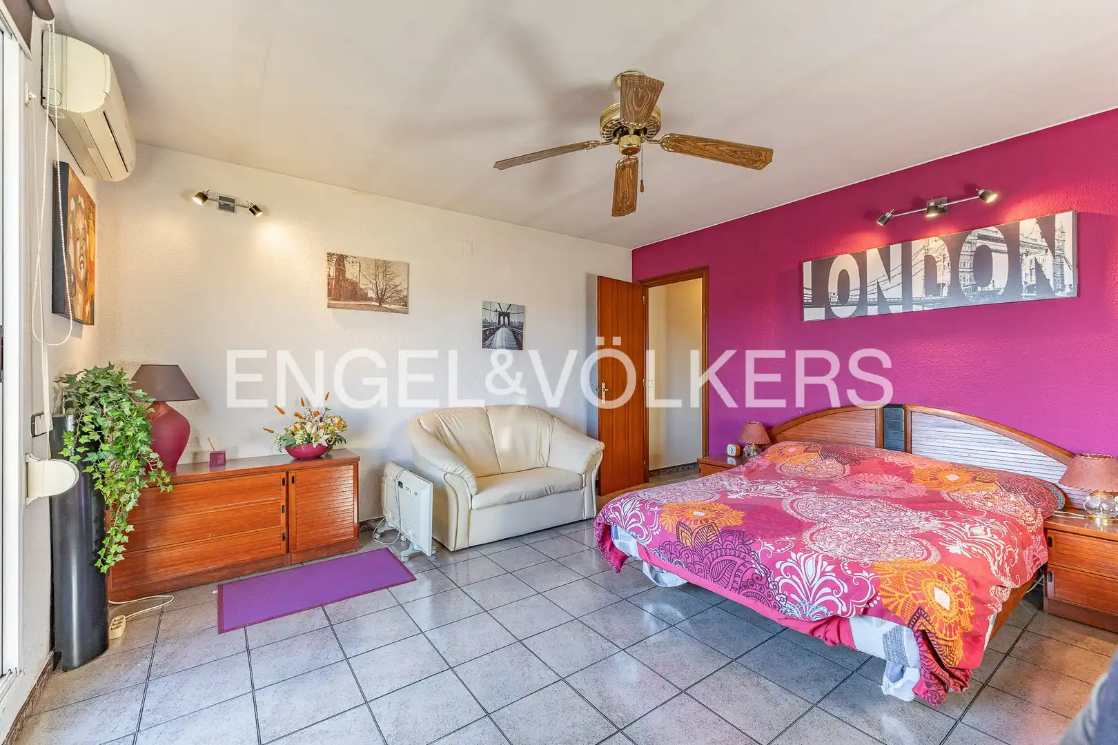 Habitación de Casa adosada en venta en Martorell, Barcelona