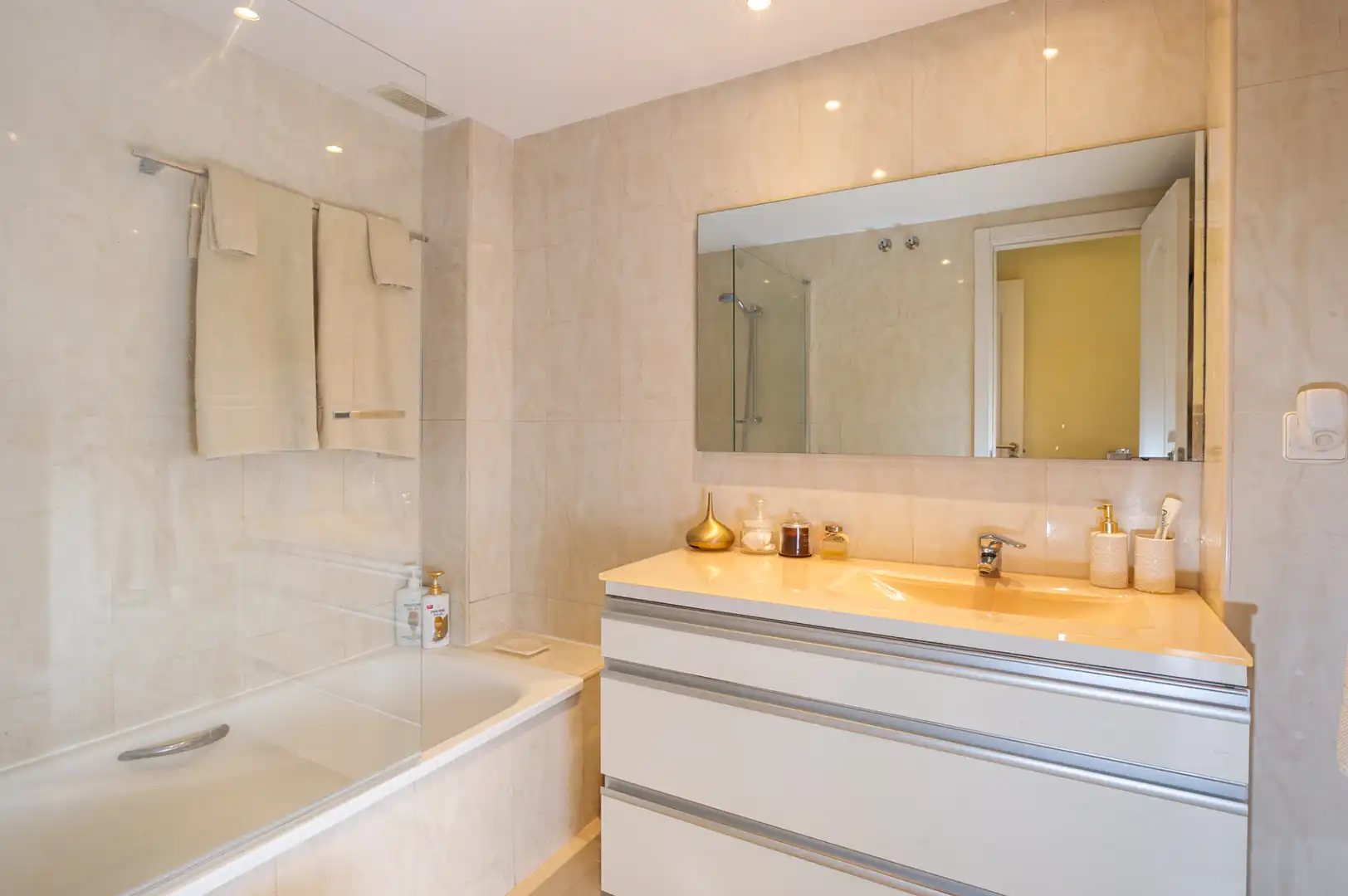 Baño de Apartamento en venta en Marbella con Aire acondicionado, Terraza y Horno