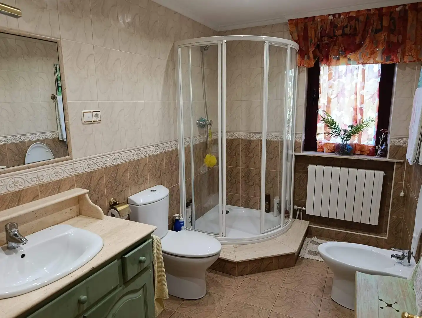 Bany de Casa o xalet en venda en San Andrés del Rabanedo amb Calefacció, Jardí privat i Terrassa