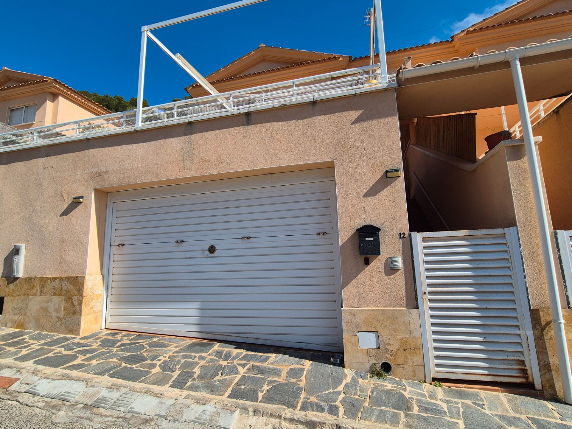 Vista exterior de Casa adosada en venta en Roda de Berà con Aire acondicionado, Calefacción y Jardín privado