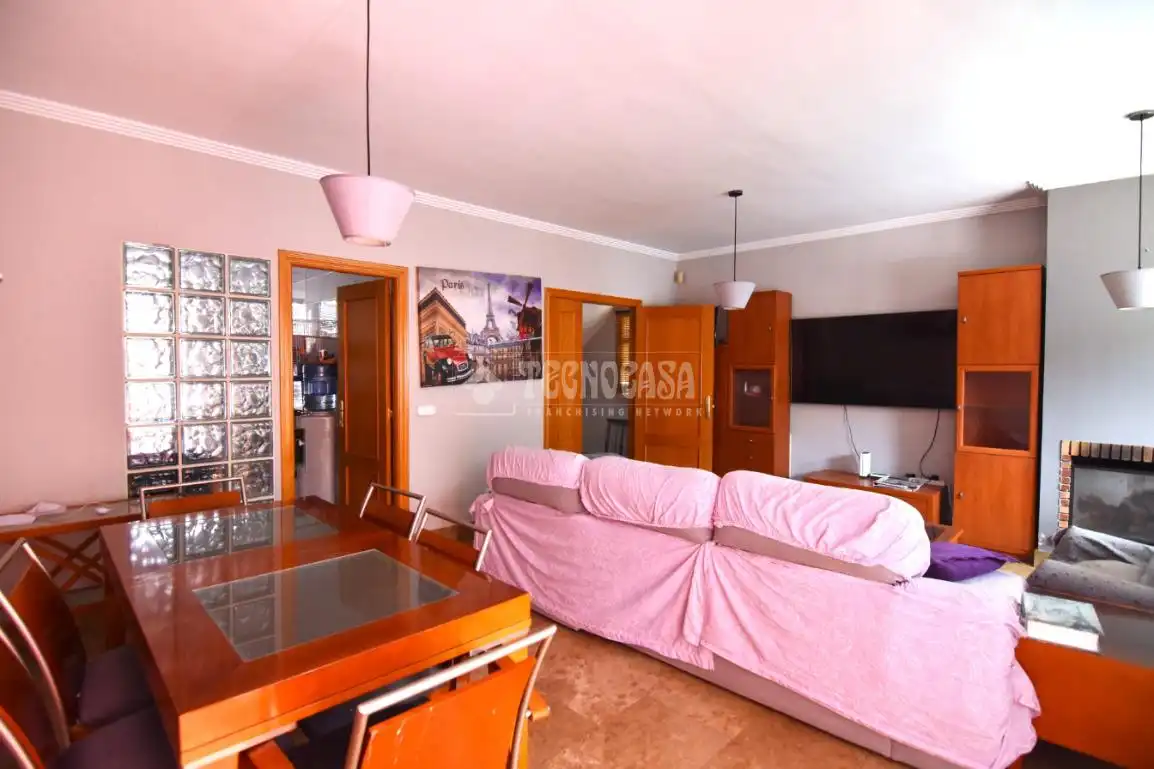 Sala d'estar de Casa adosada en venda en Villaviciosa de Odón