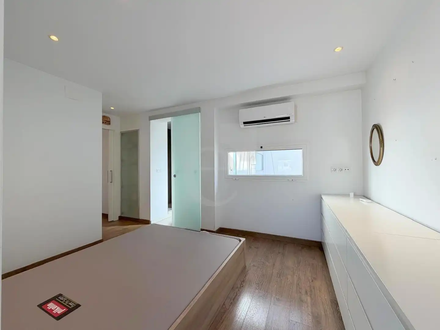 Schlafzimmer von Dachboden zur Miete in Valencia mit Klimaanlage, Terrasse und Möbliert