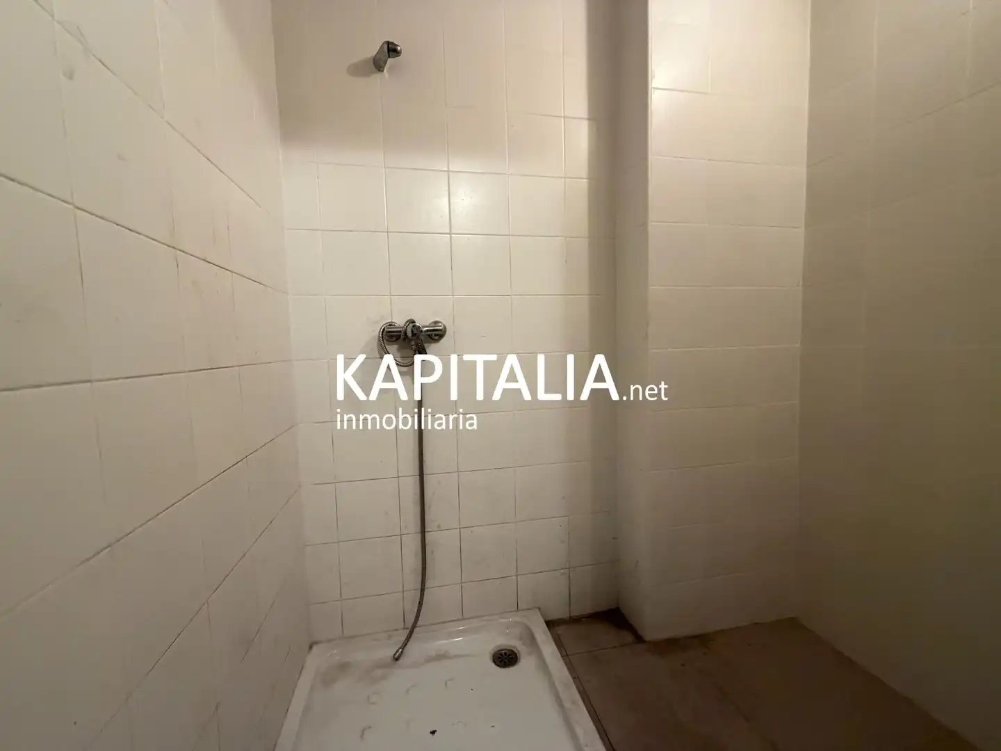 Badezimmer von Fabrikhallen zur Miete in Albaida