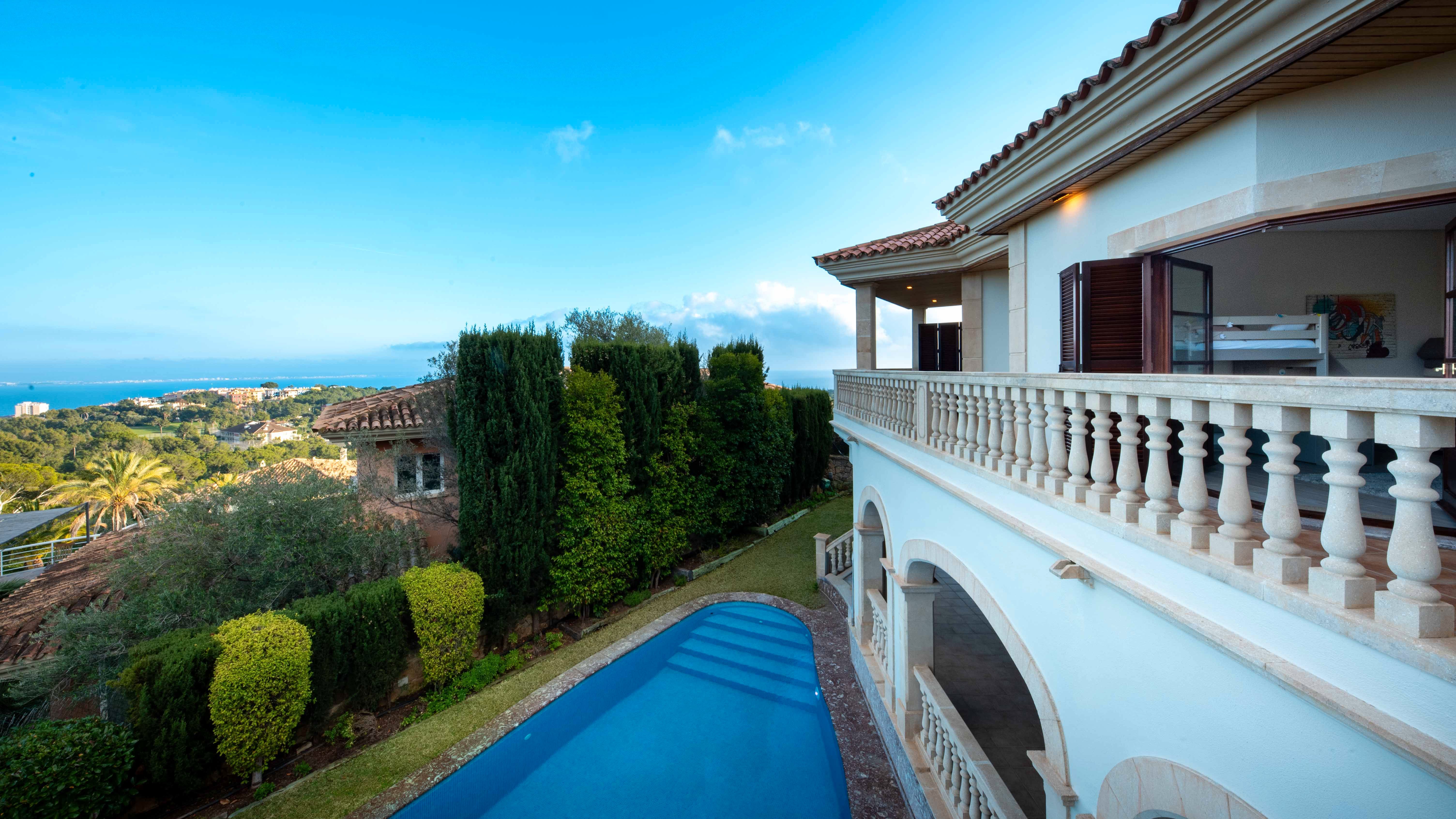 Vista exterior de Casa o xalet en venda en Calvià amb Aire condicionat, Piscina i Moblat