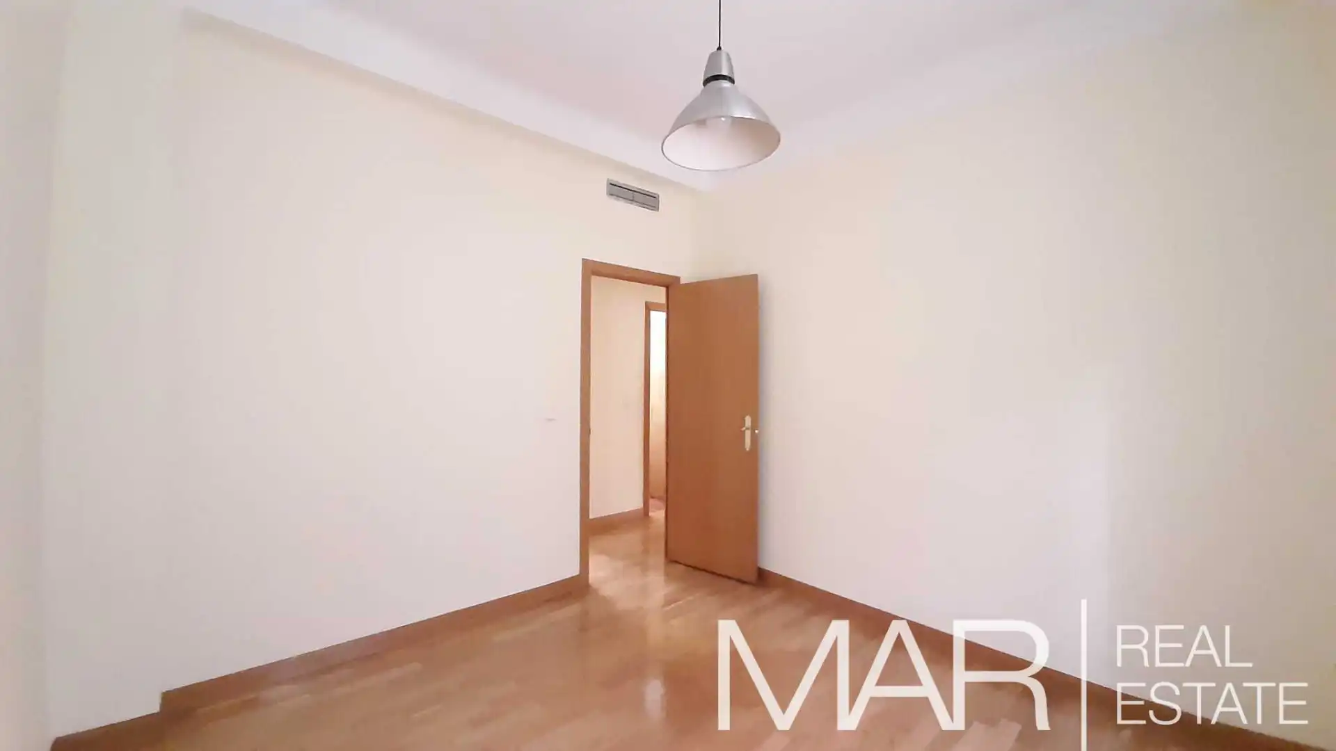 Schlafzimmer von Büro zur Miete in Madrid mit Klimaanlage, Heizung und Möbliert