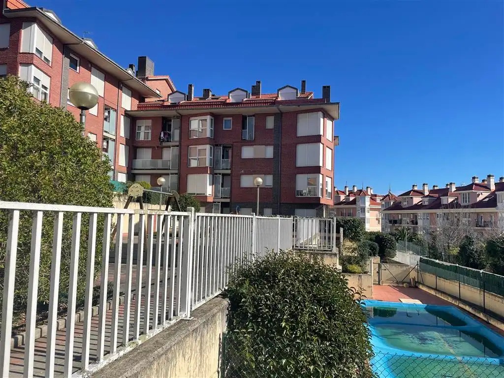 Vista exterior de Dúplex de lloguer amb opció a compra en San Vicente de la Barquera amb Calefacció, Parquet i Piscina