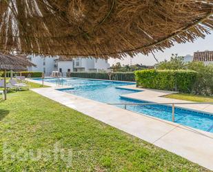 Piscina de Pis en venda en Benahavís amb Aire condicionat, Calefacció i Jardí privat