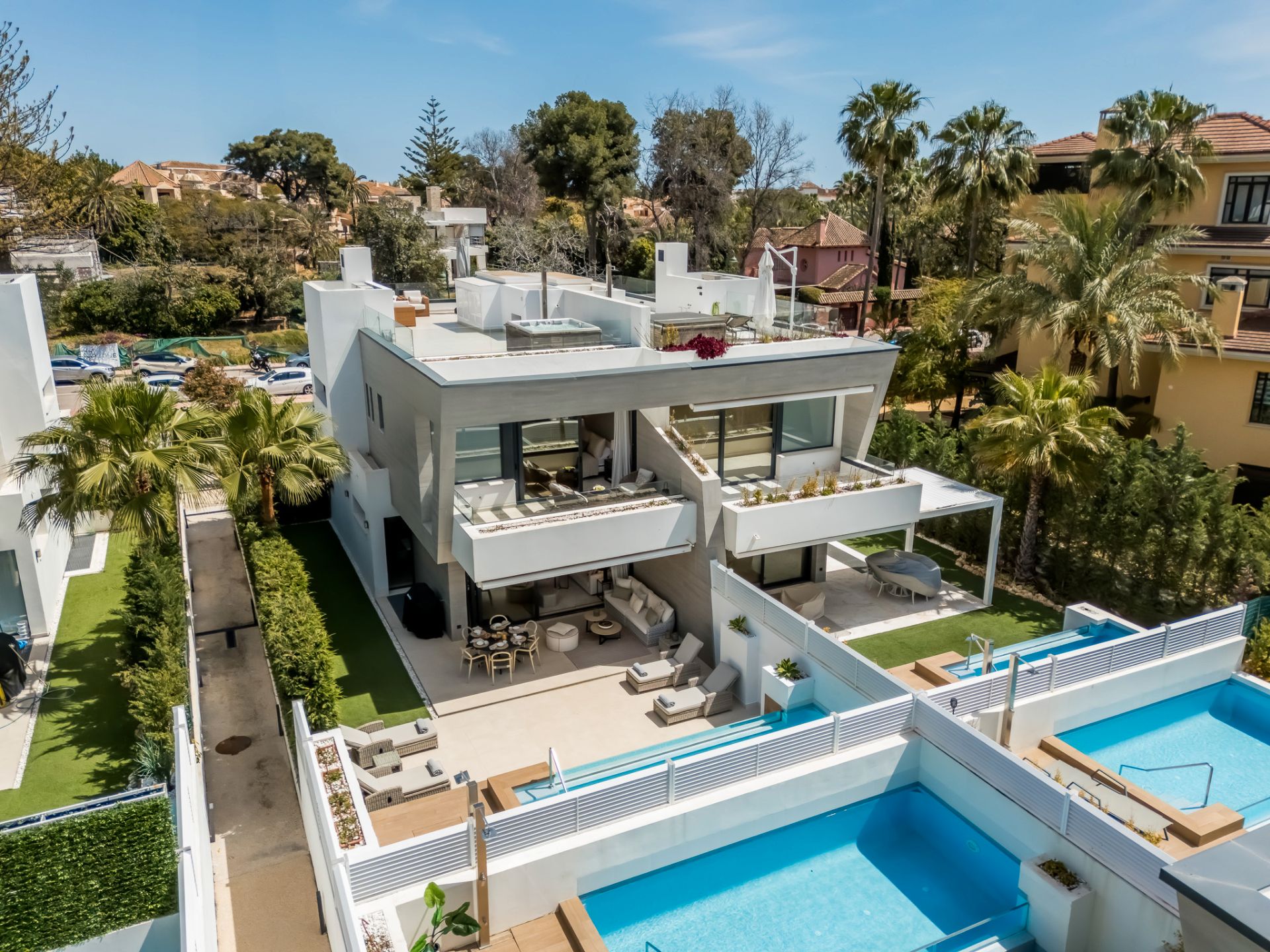 Vista exterior de Casa o xalet en venda en Marbella amb Aire condicionat, Calefacció i Jardí privat