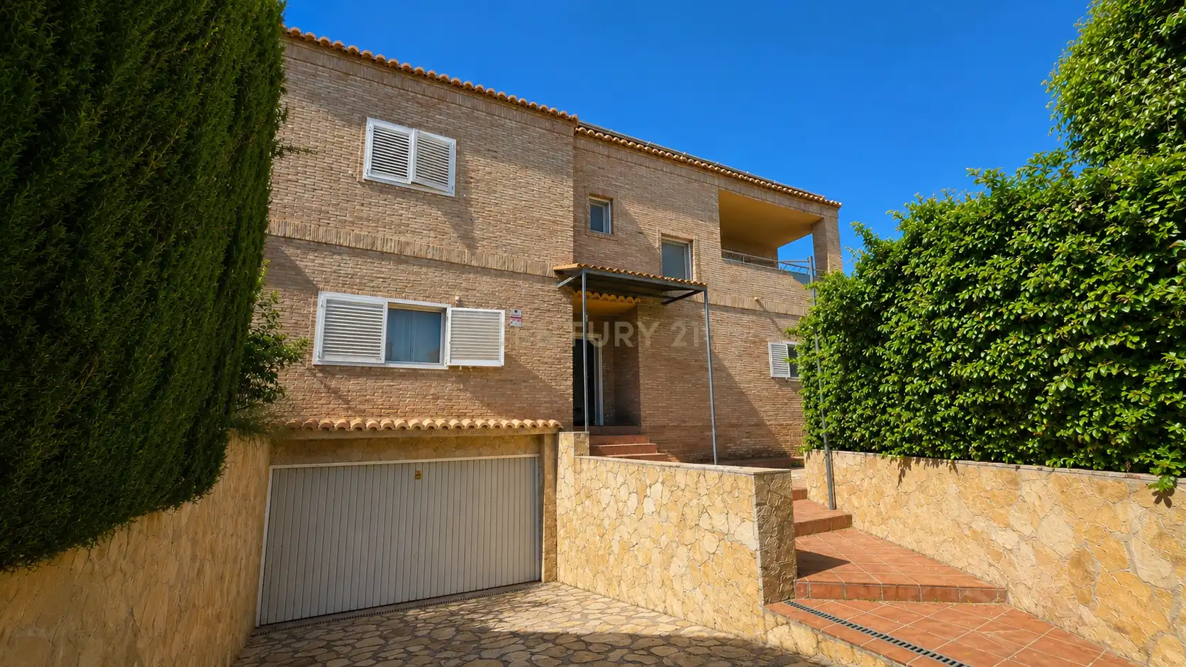Vista exterior de Casa o xalet en venda en Paterna amb Aire condicionat, Jardí privat i Piscina