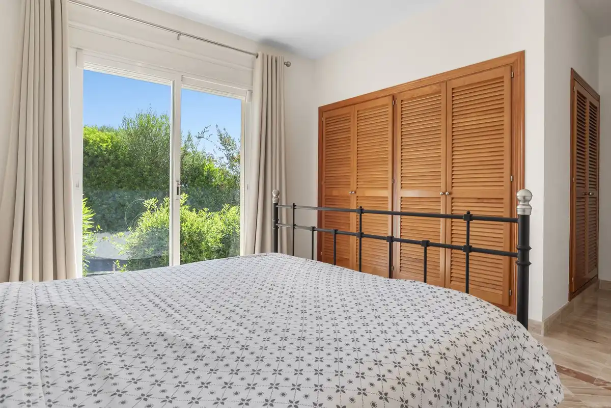 Dormitori de Casa o xalet en venda en Benahavís amb Aire condicionat, Jardí privat i Terrassa