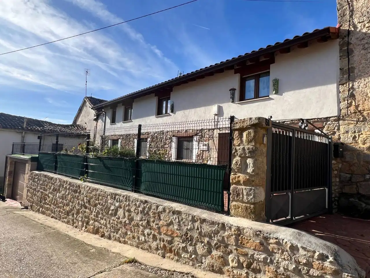 Vista exterior de Casa adosada en venda en Rebolledo de la Torre amb Calefacció, Parquet i Moblat