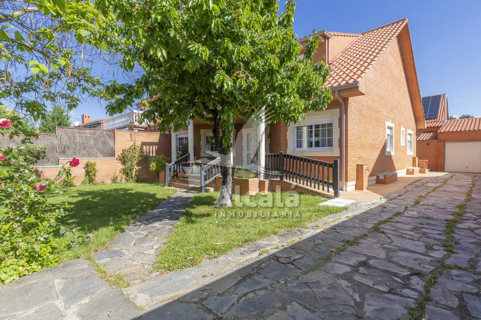 Vista exterior de Casa adosada en venta en Villalbilla con Aire acondicionado, Calefacción y Parquet