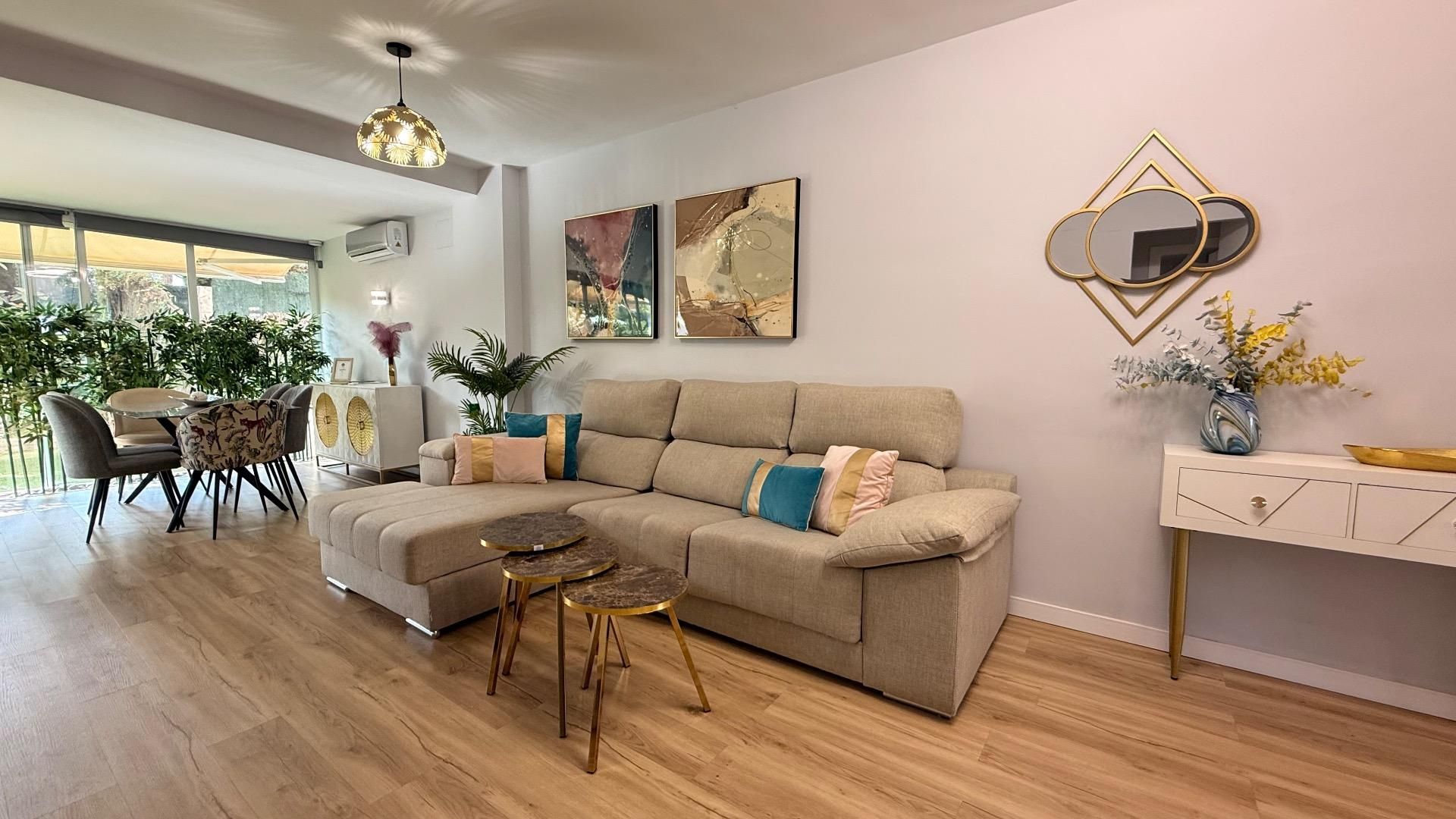 Sala d'estar de Planta baixa en venda en Mijas amb Aire condicionat, Jardí privat i Terrassa