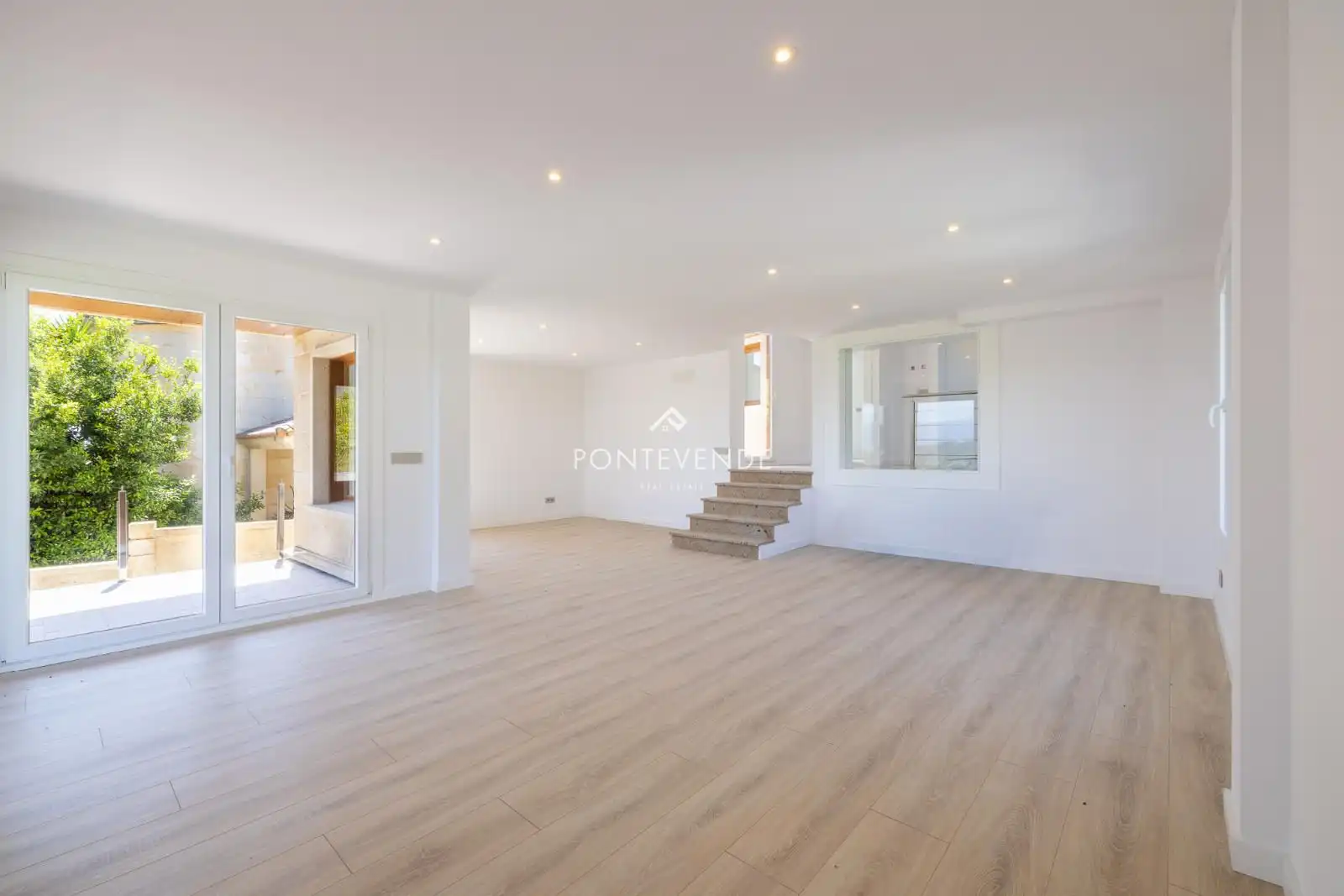 Living room of Houses for sale in Sanxenxo  with Private garden, Parquet flooring and Terrace