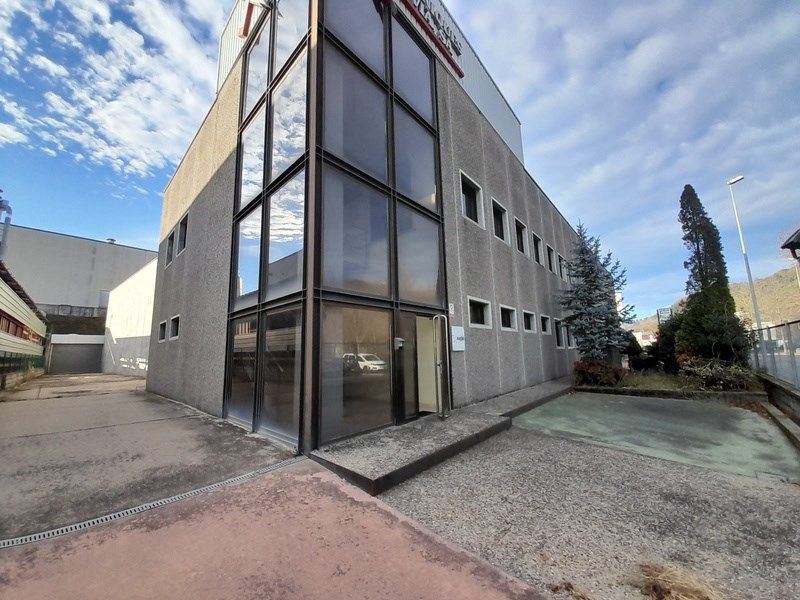 Vista exterior de Nave industrial de alquiler en Olot