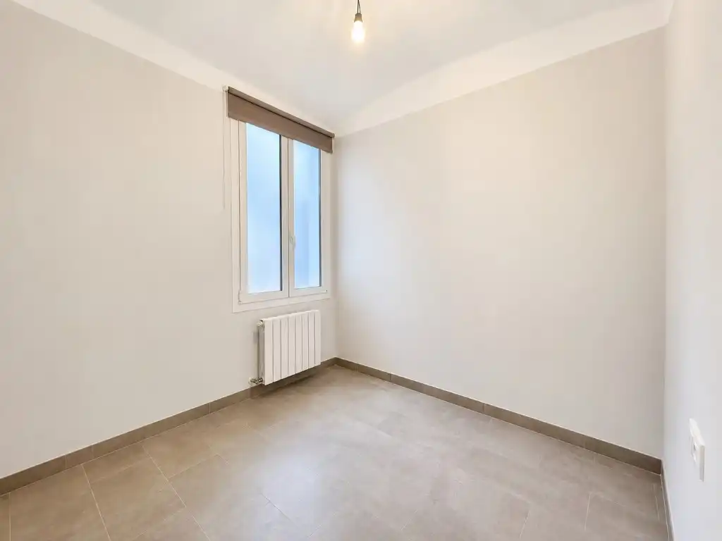 Bedroom of Flat for rent in Girona