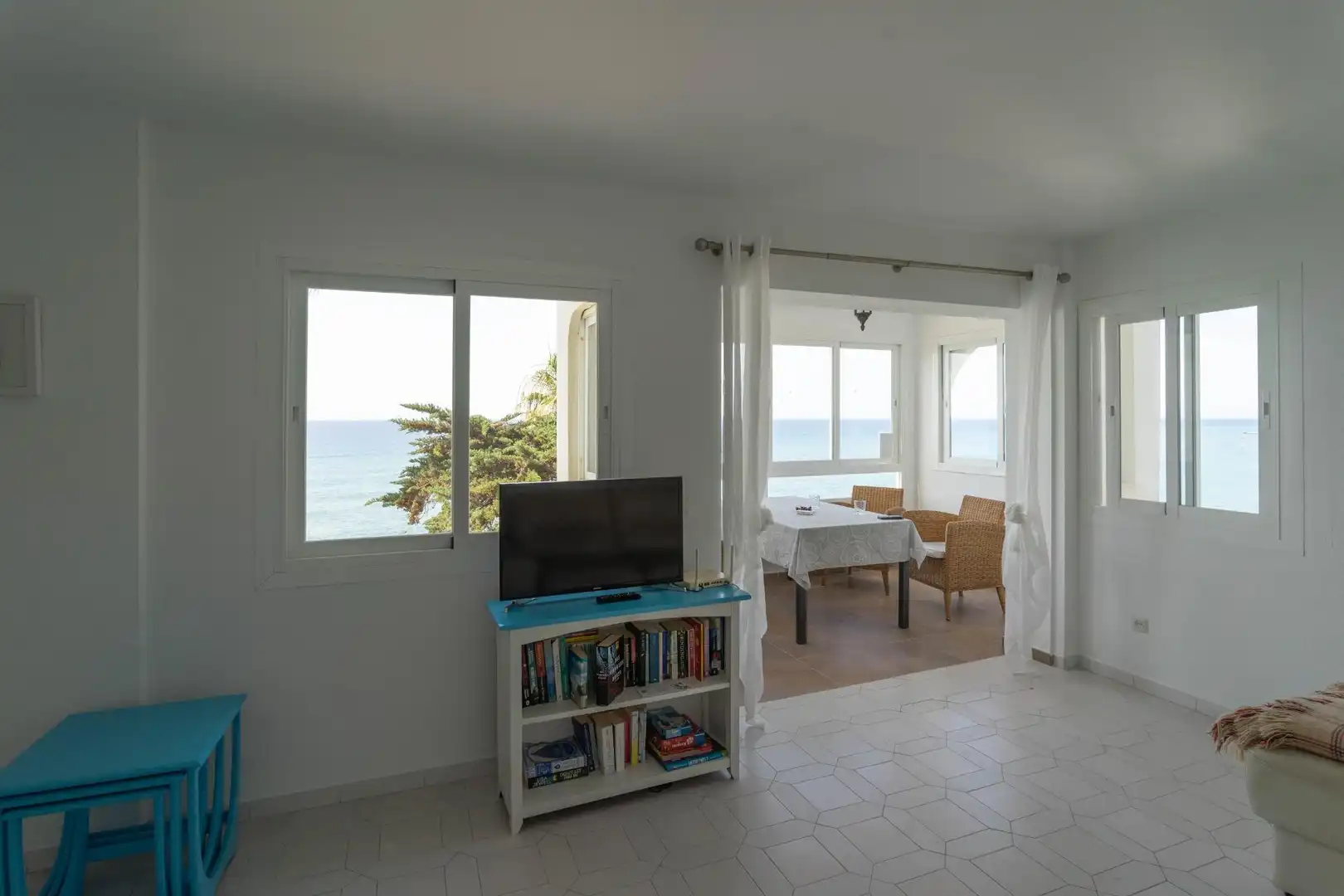 Sala d'estar de Pis de lloguer en Mijas amb Aire condicionat, Calefacció i Jardí privat