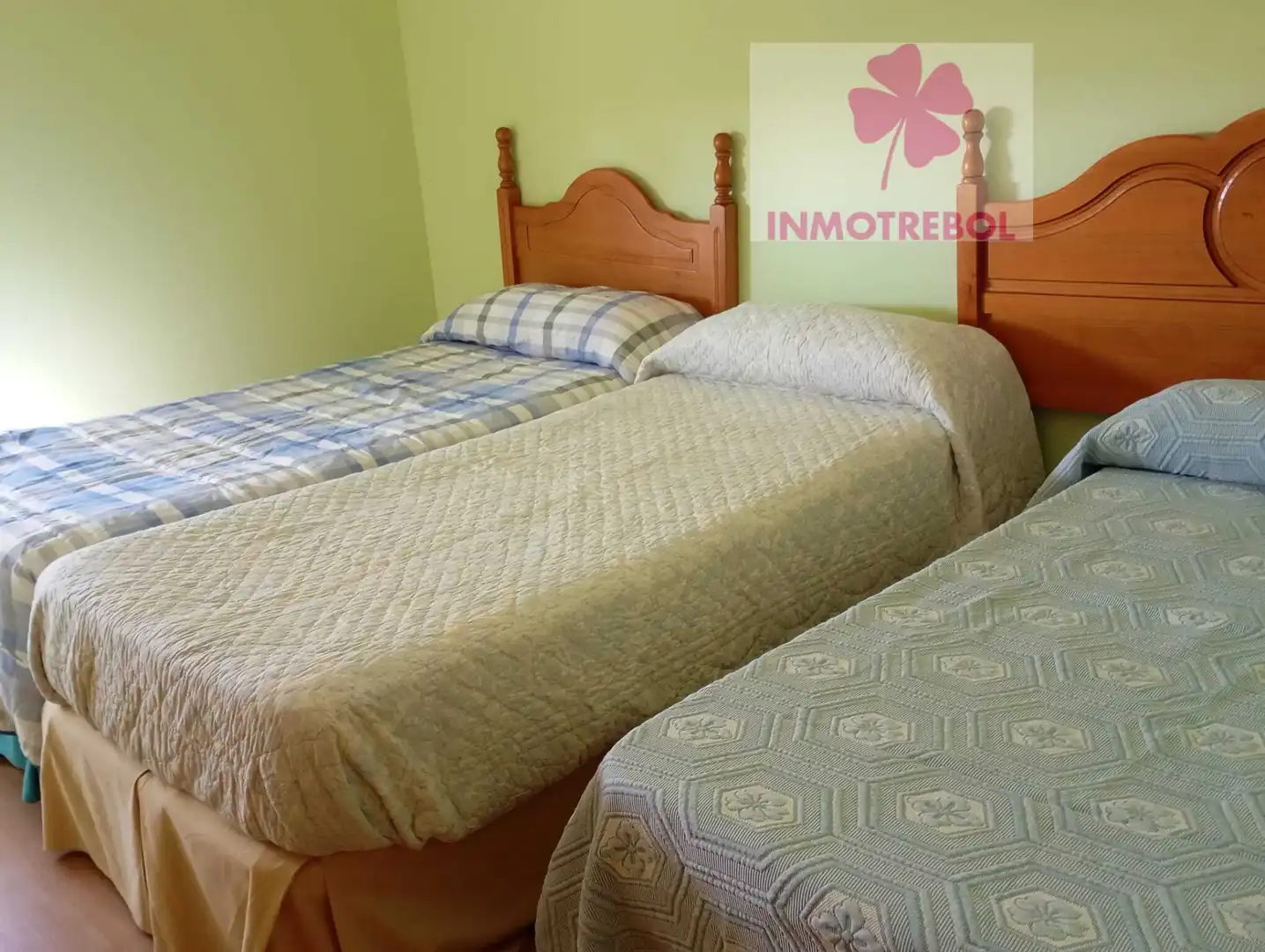 Dormitori de Casa o xalet en venda en Carrión de los Céspedes amb Jardí privat, Parquet i Piscina