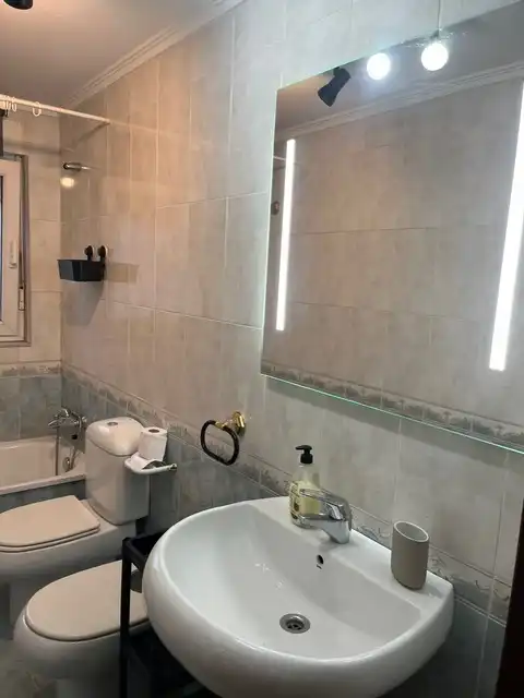 Badezimmer von Wohnungen zur Miete in Oviedo  mit Heizung, Parkett und Möbliert