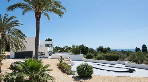 Lujosa villa en una gran parcela con fantásticas vistas al mar