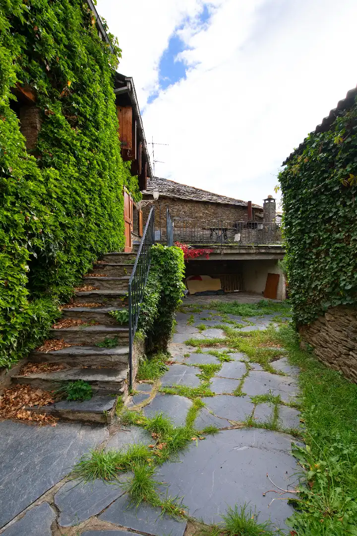 Vista exterior de Finca rústica en venda en Bolvir amb Calefacció, Jardí privat i Parquet