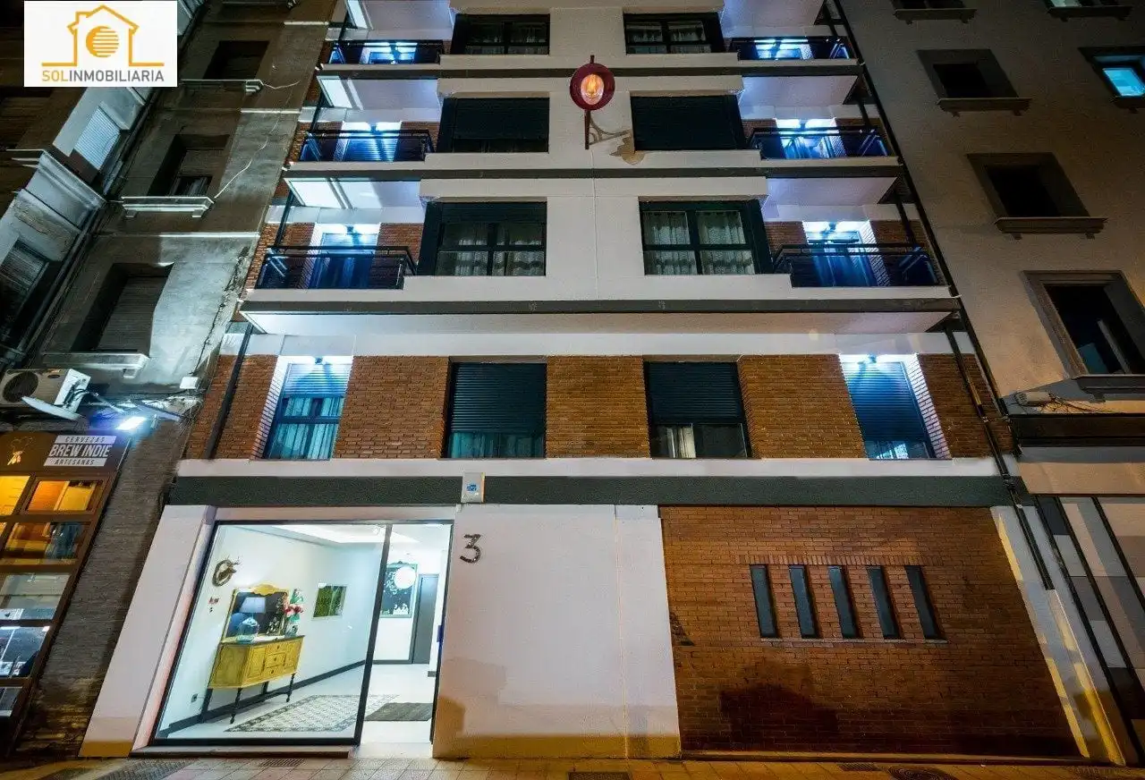 Vista exterior de Piso en venta en León Capital  con Calefacción, Amueblado y TV