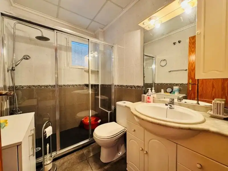 Bany de Apartament en venda en Torrevieja amb Terrassa, Moblat i Piscina comunitària