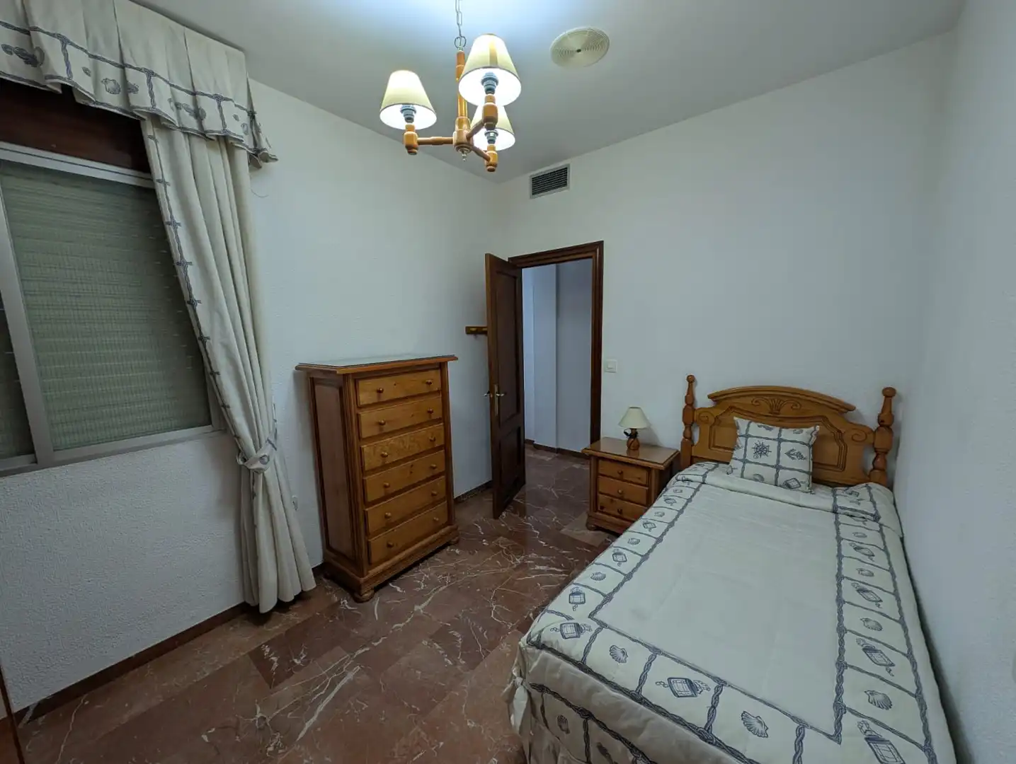 Habitación de Piso en venta en Lucena con Calefacción, Terraza y Trastero