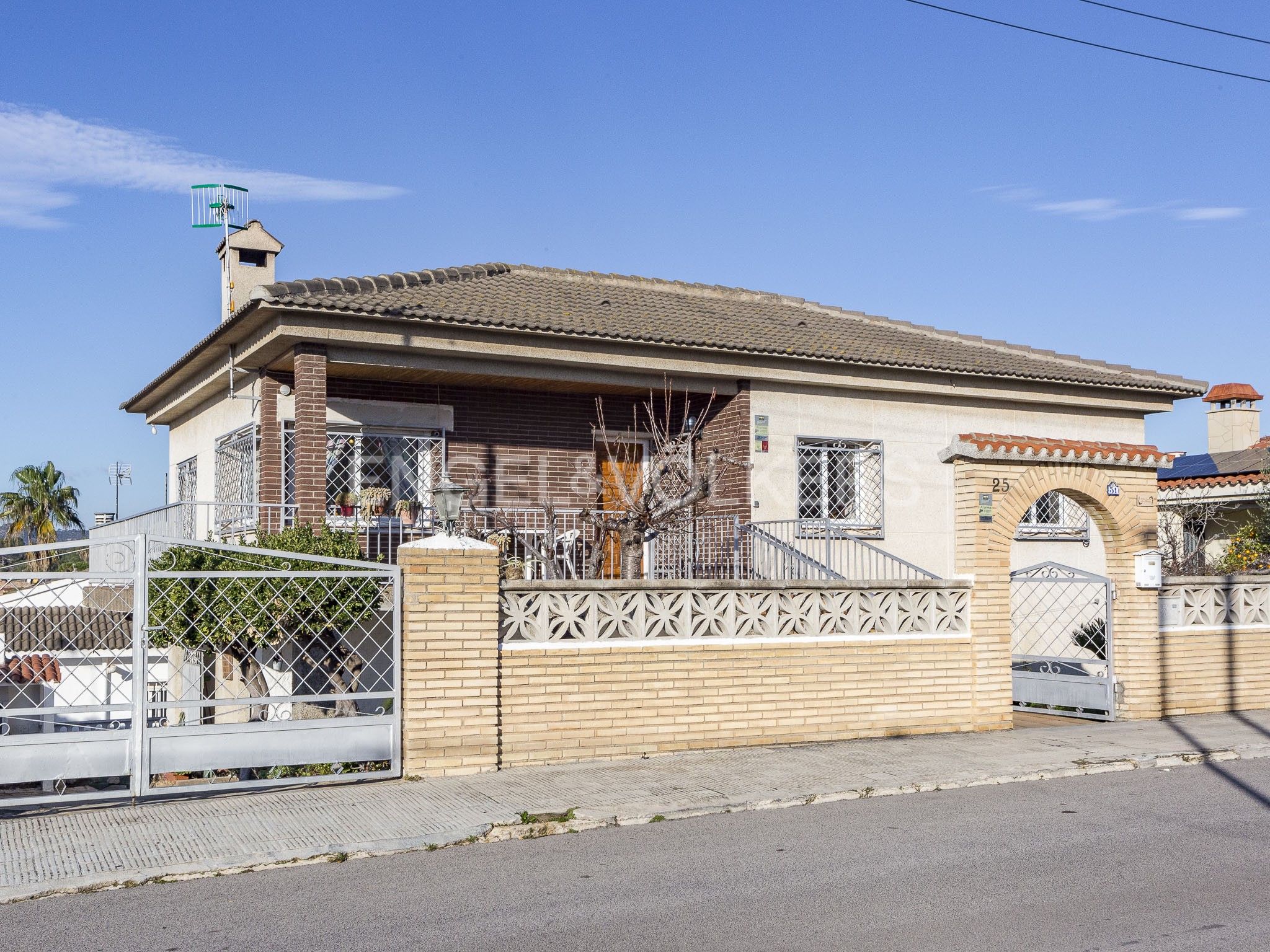 Vista exterior de Casa o xalet en venda en Cubelles amb Calefacció, Jardí privat i Terrassa
