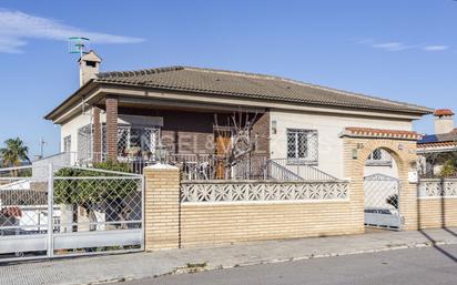 Vista exterior de Casa o xalet en venda en Cubelles amb Aire condicionat, Calefacció i Jardí privat