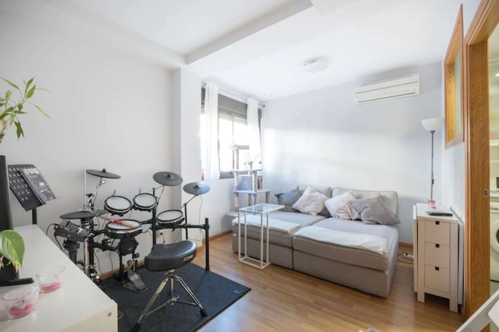 Living room of Apartment to share in  Madrid Capital  with Air Conditioner, Heating and Terrace
