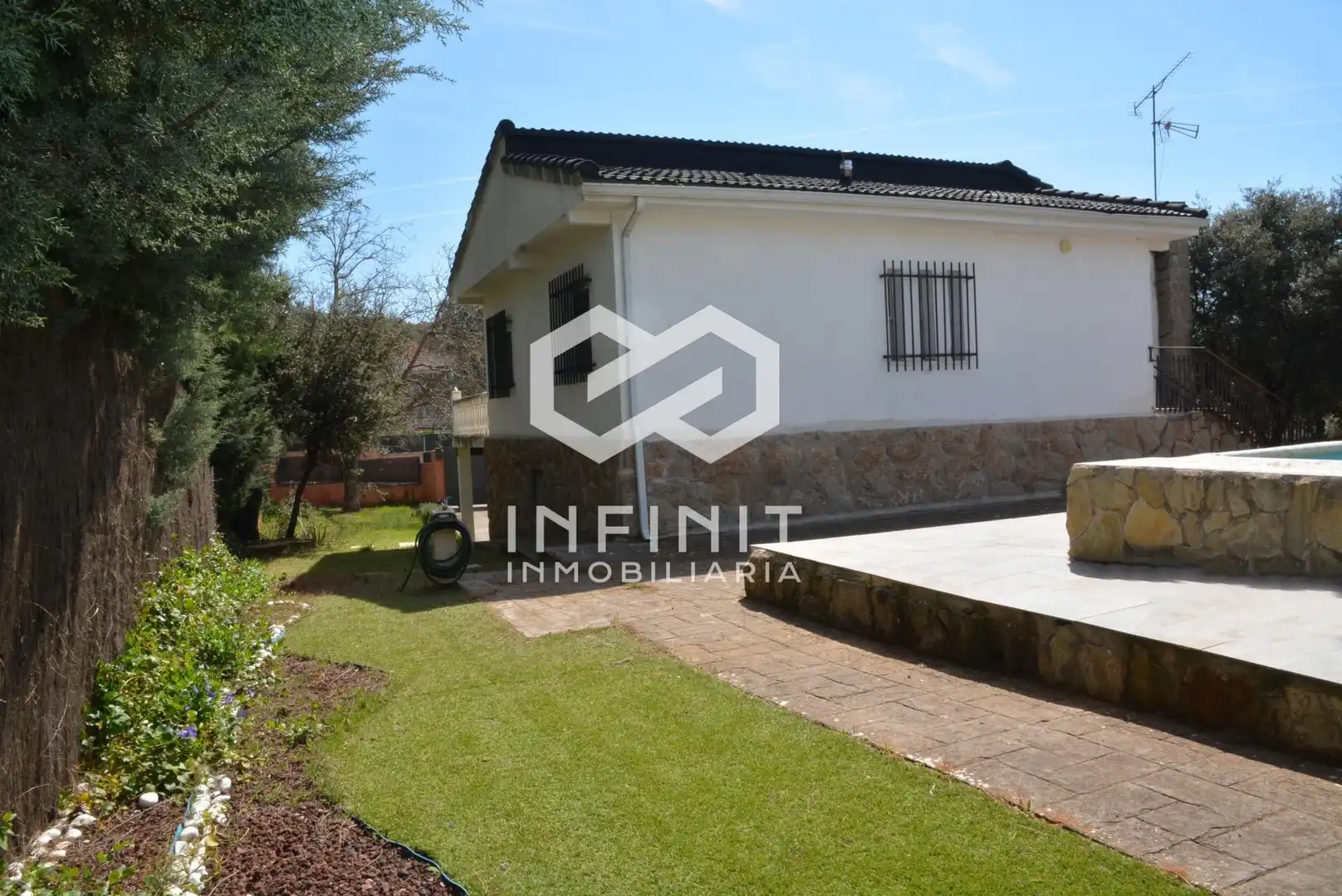 Vista exterior de Casa o chalet en venta en Valdeaveruelo con Calefacción, Jardín privado y Terraza