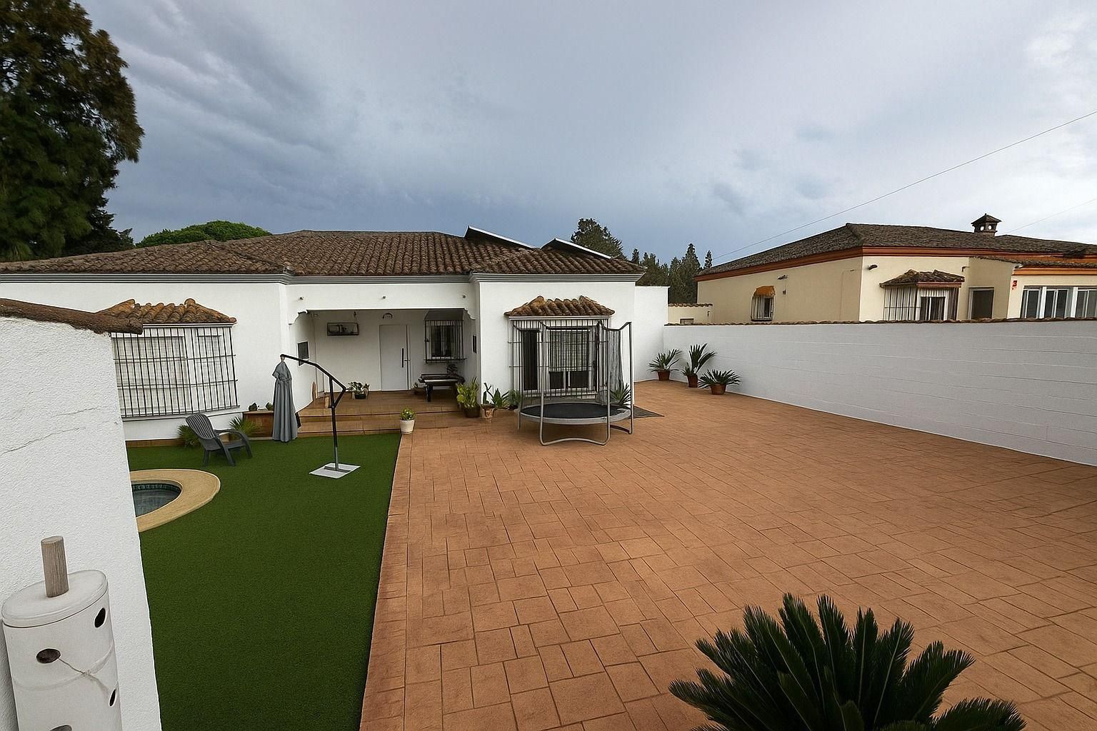 Vista exterior de Casa o xalet en venda en Chiclana de la Frontera amb Aire condicionat, Jardí privat i Piscina