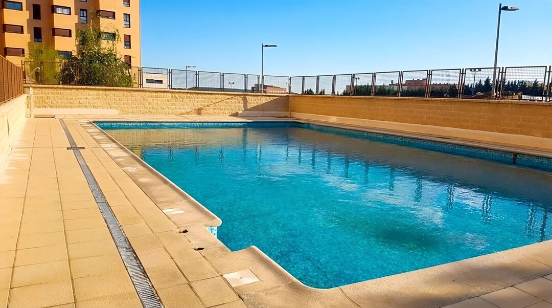 Swimming pool of Flat for rent in  Madrid Capital  with Air Conditioner, Heating and Private garden