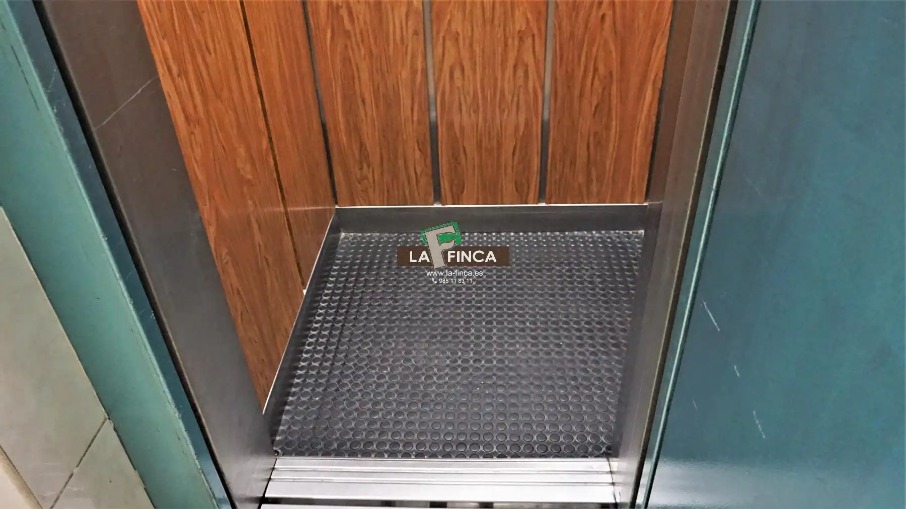 Terrassa de Pis en venda en Oviedo  amb Calefacció, Parquet i Moblat