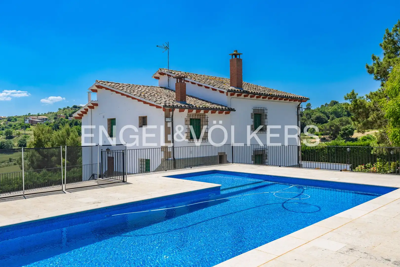 Vista exterior de Finca rústica en venda en Sant Feliu Sasserra amb Calefacció, Terrassa i Piscina
