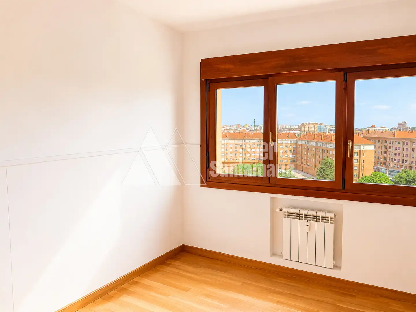 Dormitori de Pis de lloguer en Gijón  amb Calefacció, Parquet i Forn