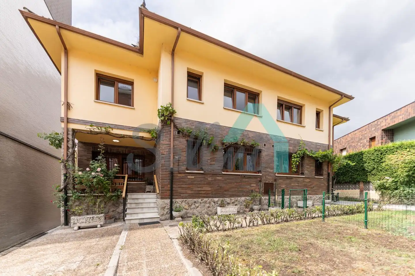 Vista exterior de Casa adosada de lloguer en Oviedo  amb Calefacció, Jardí privat i Parquet